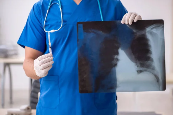 Pandey sırasında klinikte çalışan genç bir erkek radyoloji uzmanı. — Stok fotoğraf