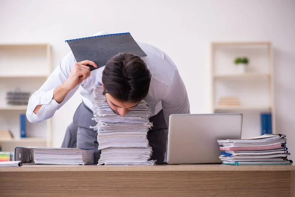 Empleado joven empresario descontento con el trabajo excesivo en la oficina — Foto de Stock