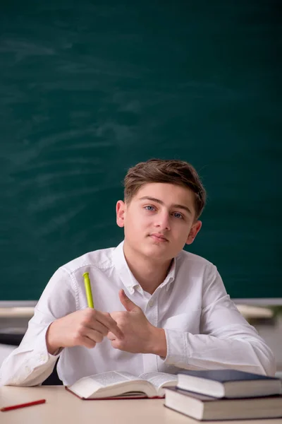 Ragazzo seduto in classe — Foto Stock