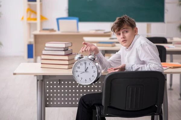 Alumno masculino en concepto de gestión del tiempo —  Fotos de Stock