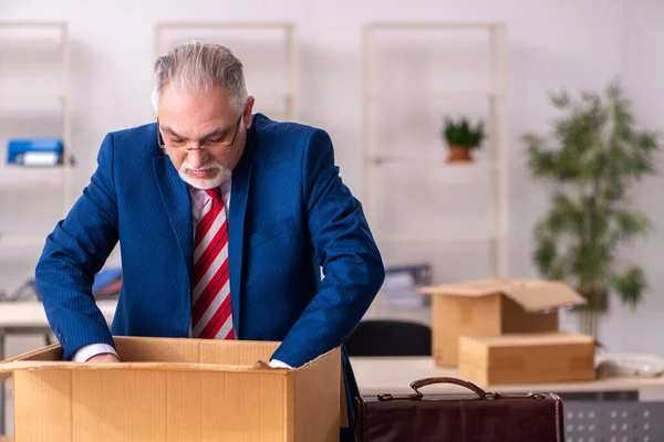 Velho empregado masculino no conceito de movimento — Fotografia de Stock