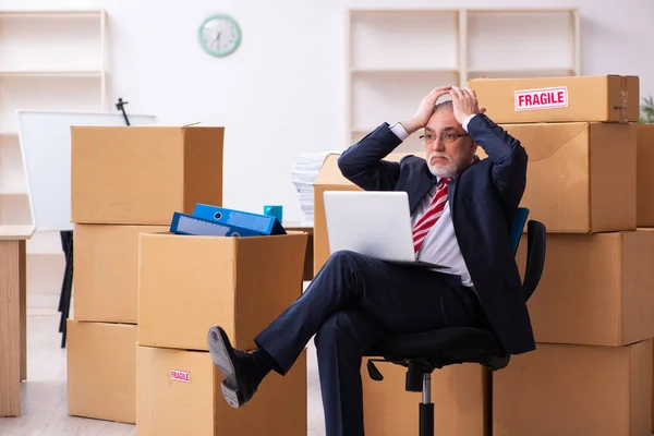 Antiguo empleado de negocios en concepto de reubicación —  Fotos de Stock