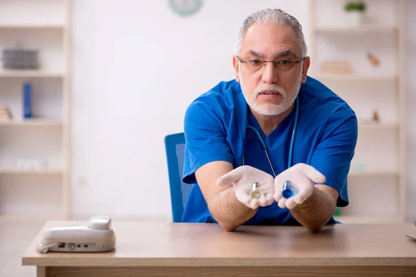 Alter Arzt im Impfkonzept — Stockfoto