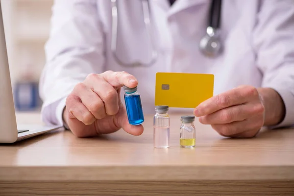 Gammal manlig läkare i kreditkortsbetalning och vaccinering koncept — Stockfoto