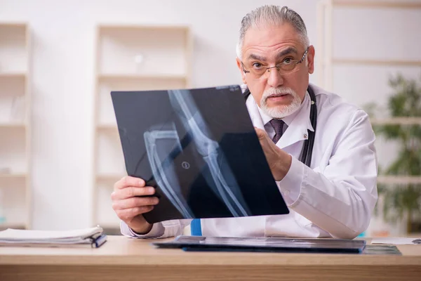 판다들이 있는 동안 병원에서 일하고 있는 늙은 남성 방사선 전문의 — 스톡 사진