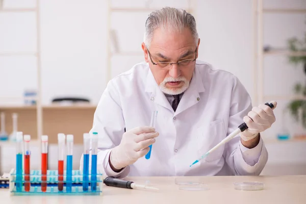 Viejo químico trabajando en el laboratorio —  Fotos de Stock