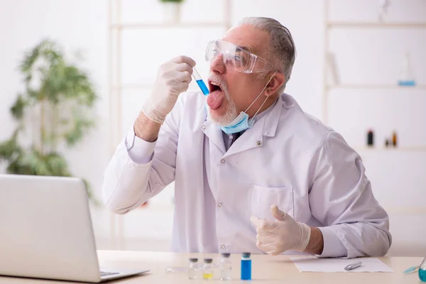 Viejo químico trabajando en el laboratorio durante una pandemia — Foto de Stock