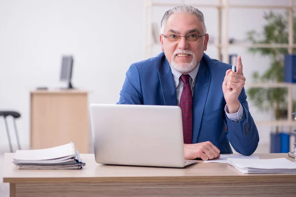 Oude mannelijke werknemer en te veel werk op kantoor — Stockfoto