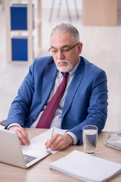 Old male employee and too much work in the office — Stock Photo, Image