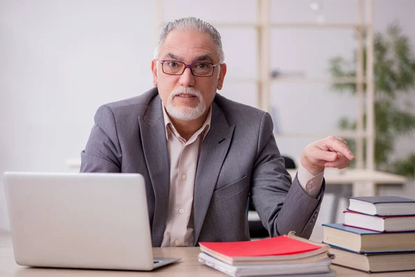 Profesor varón de edad en el aula — Foto de Stock