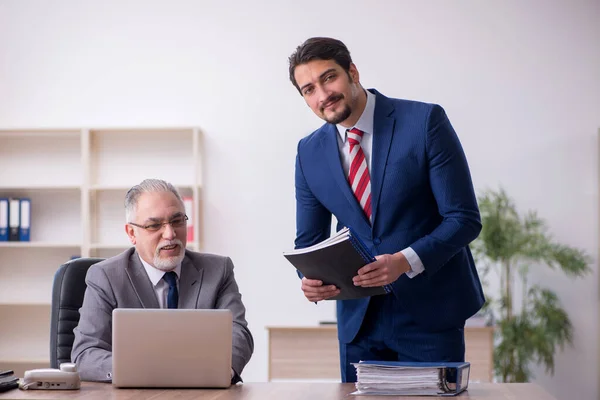 Twee mannelijke werknemers die op kantoor werken — Stockfoto