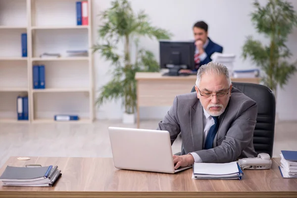 Zwei männliche Mitarbeiter im Büro — Stockfoto