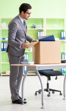 Erkek işçi işten çıkarıldıktan sonra eşyalarını topluyor.