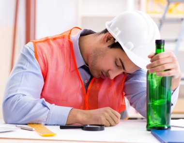 Atölyede çalışan sarhoş mühendis.