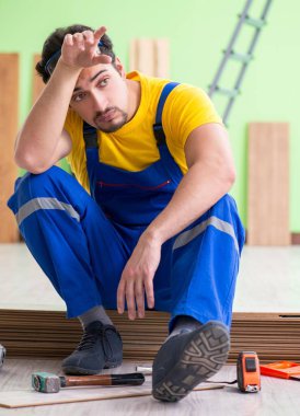 Profesyonel müteahhit evde döşeme döşemesi yapıyor.