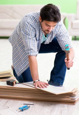 Evdeki döşemeleri döşeyen adam