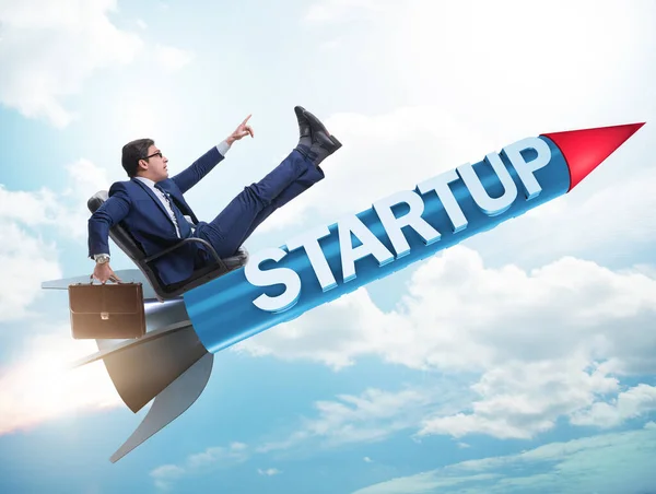 Empresário no conceito de start-up voando em foguete — Fotografia de Stock