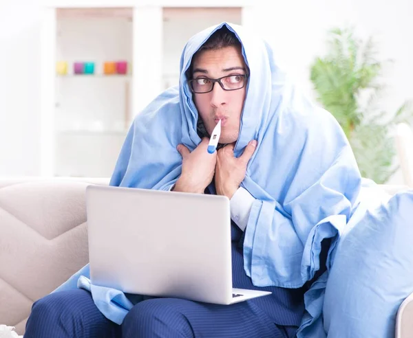 Hasta işadamı grip nedeniyle evden çalışıyor.