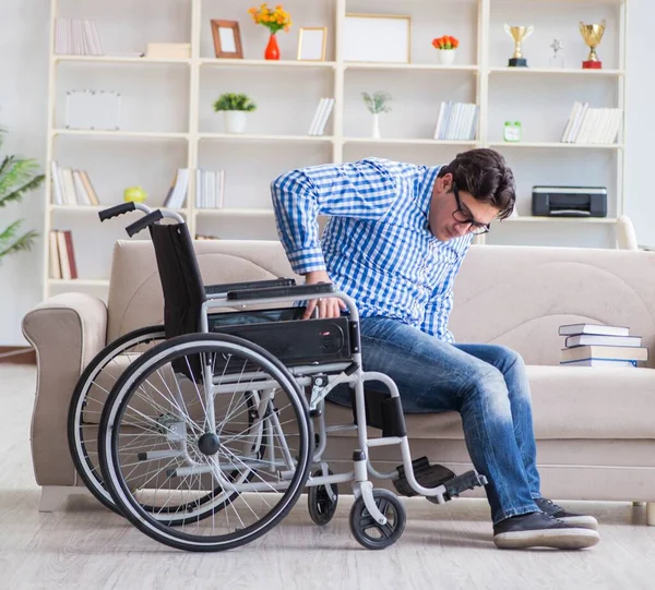 Giovane studente sulla sedia a rotelle nel concetto di disabilità — Foto Stock