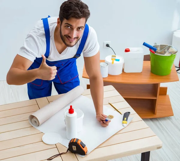 Tadilat sırasında duvar kâğıdı üzerinde çalışan işçiler