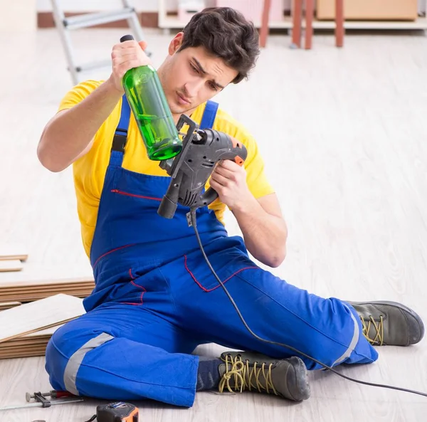 Floor repairman drinking alcohol during break — Stock Photo, Image