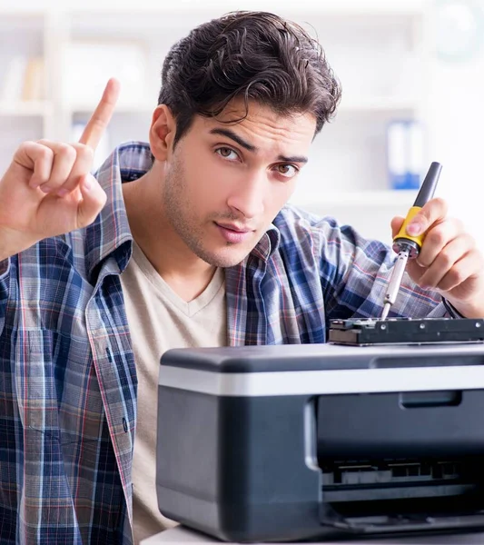 Maskinreparatör som reparerar trasiga skrivare fax — Stockfoto