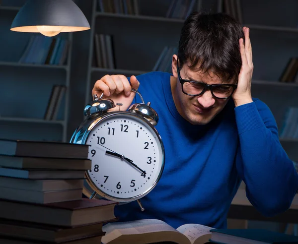 Estudiante preparándose para los exámenes tarde en la noche en la biblioteca —  Fotos de Stock