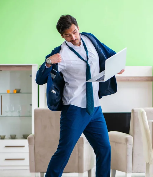 Uomo vestito e in ritardo per il lavoro — Foto Stock