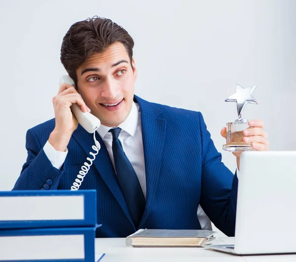 Junge hübsche Geschäftsfrau arbeitet im Büro am Schreibtisch — Stockfoto