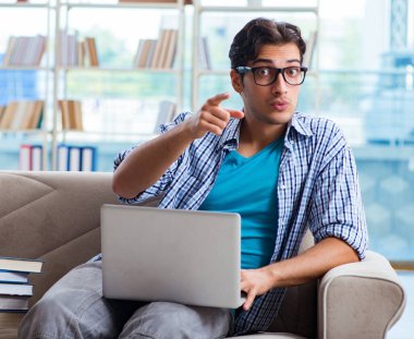 Bilgisayarlı beyaz öğrenci üniversite sınavlarına hazırlanıyor.