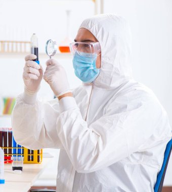 Laboratuvarda kimyasallar üzerinde çalışan genç bir kimyager.