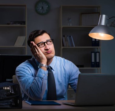 Çalışanların gece geç saatlere kadar çalışması önemli bir haberdir.