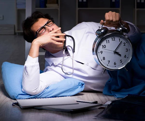 Doktor uzun saatler sonra hastanede gece vardiyasında çalışıyor. — Stok fotoğraf