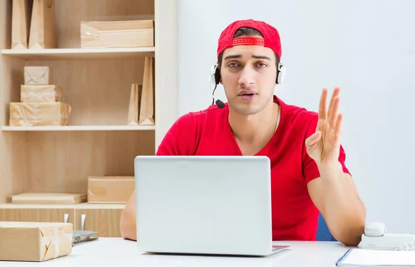 Callcenter-Mitarbeiter im Paketverteilzentrum der Post — Stockfoto