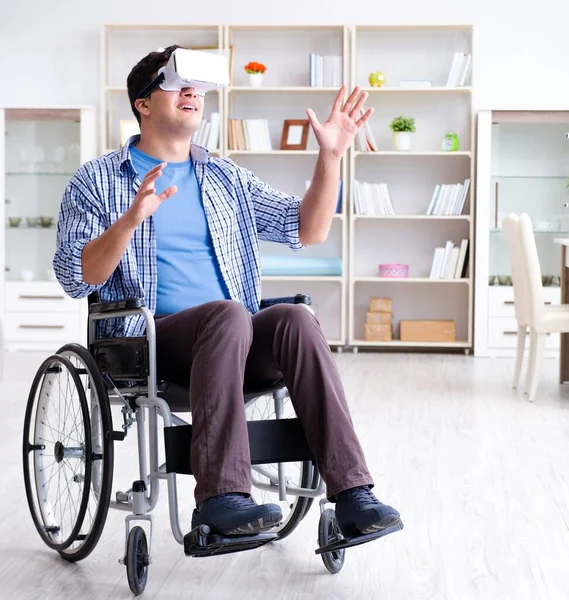 Homem com deficiência estudando com óculos de realidade virtual — Fotografia de Stock