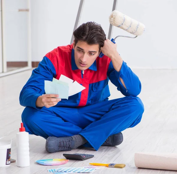 Joven pintor tratando de combinar colores para el trabajo de pintura — Foto de Stock