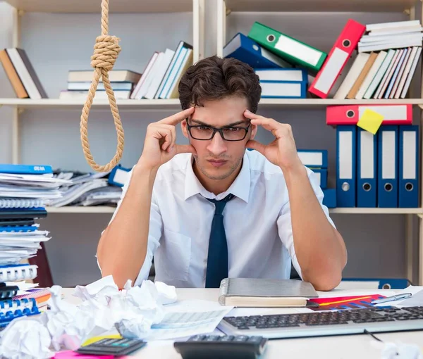 Drukke gefrustreerde zakenman boos in het kantoor — Stockfoto