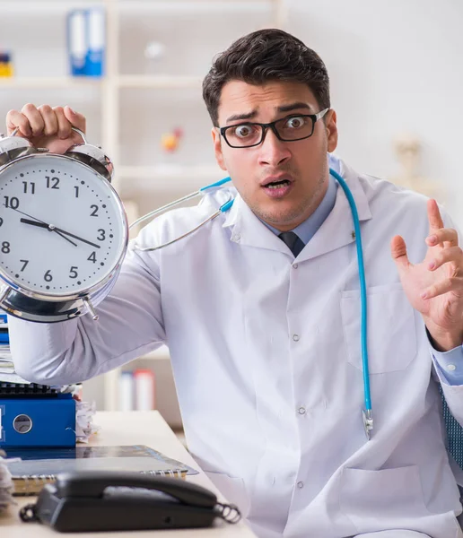 Médico com despertador em conceito de check-up urgente — Fotografia de Stock