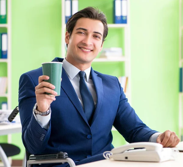 Gehandicapte zakenman werkzaam in het kantoor — Stockfoto