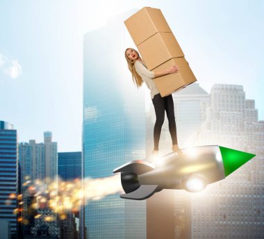 Hızlı kutuda bir kadın roketli teslimat servisi