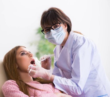 Kadın hasta ziyaret dişçi düzenli check-up için