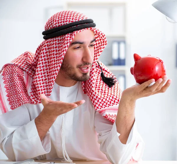 Arabischer Geschäftsmann arbeitet im Büro — Stockfoto