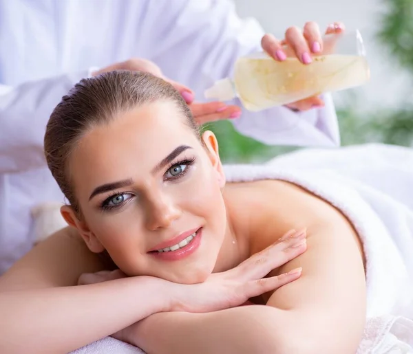 Mujer durante la sesión de masaje en spa —  Fotos de Stock