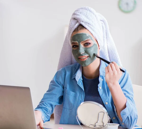 Блогер красоты надевает маску и выкладывает в интернет-блог — стоковое фото