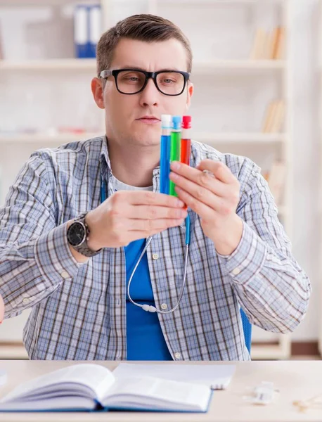 Estudiante joven estudiando química en la universidad —  Fotos de Stock