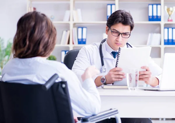 Paciente femenina que visita al médico masculino para un chequeo regular en hosp —  Fotos de Stock