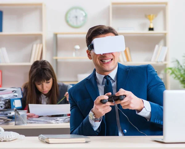사무실에서 가상 현실 안경을 쓰고 있는 직원 — 스톡 사진