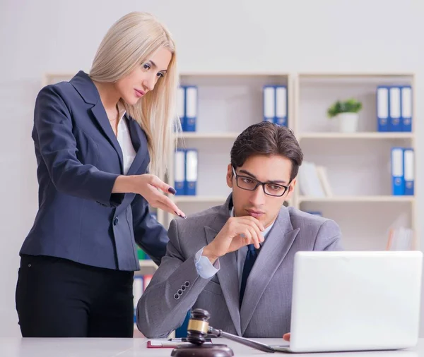 Abogado discutiendo caso legal con cliente — Foto de Stock