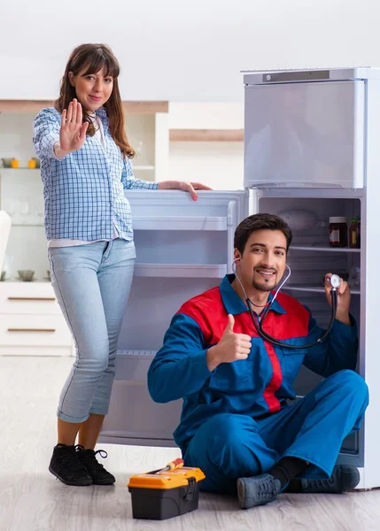 Ремонт холодильника с клиентом — стоковое фото