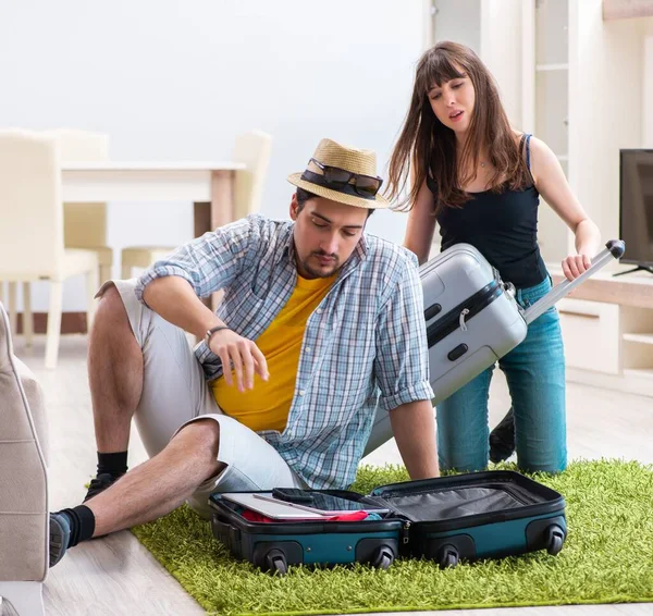 Genç aile tatil için hazırlanıyor. — Stok fotoğraf